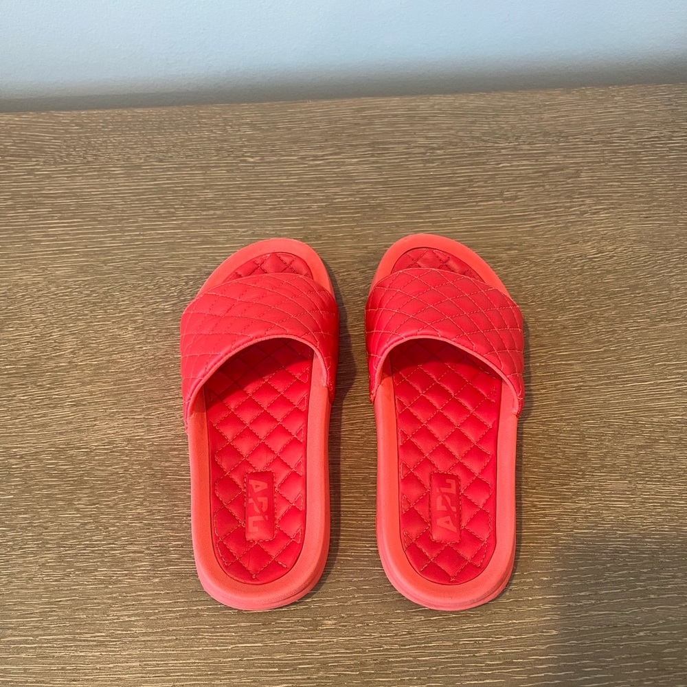APL Lusso Slides - size 6